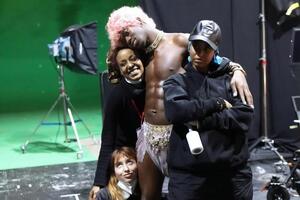 Муіньо (ліворуч унизу) зняла для репера Lil Nas X (у центрі) кліп на трек Montero