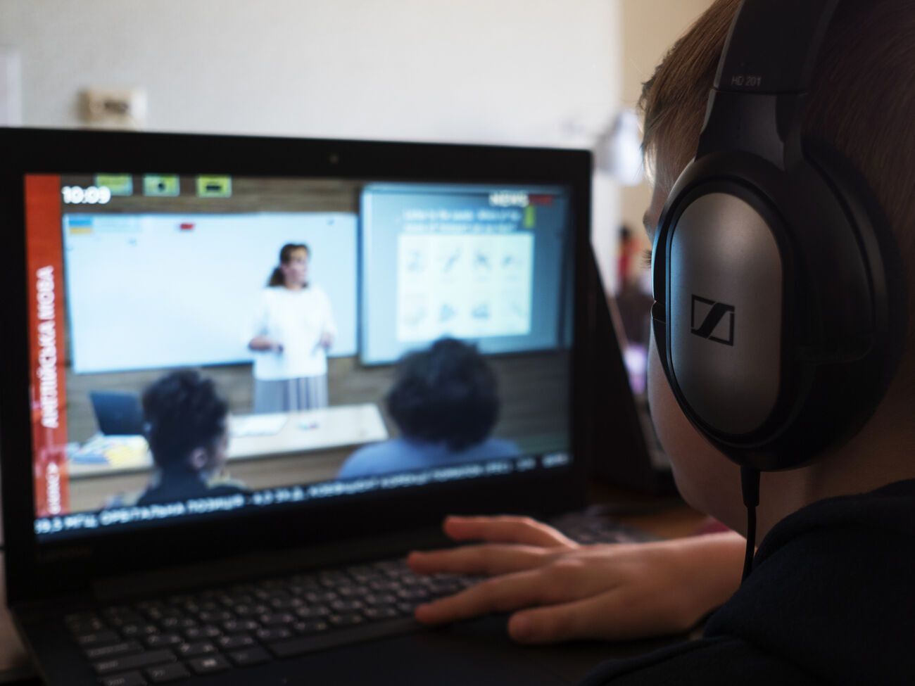 В Украине по состоянию на 9 ноября дистанционно работают 7,3 тыс. школ (51% от их общего количества)