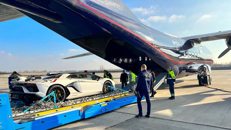 Lamborghini Aventador SJV и Rolls Royce Phantom были приобретены за счет средств, полученных в результате мошеннических действий