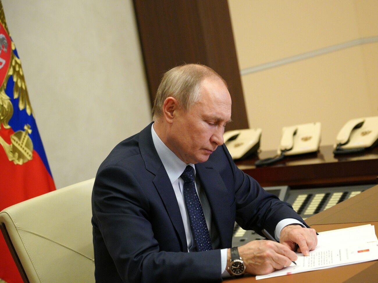 Путин поручил правительству обеспечить признание в РФ сертификатов о происхождении товаров, производимых в ОРДЛО