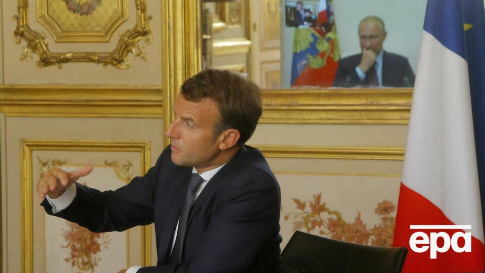 Разговор Макрона (на переднем плане) и Путина длился 1 час 45 минут
