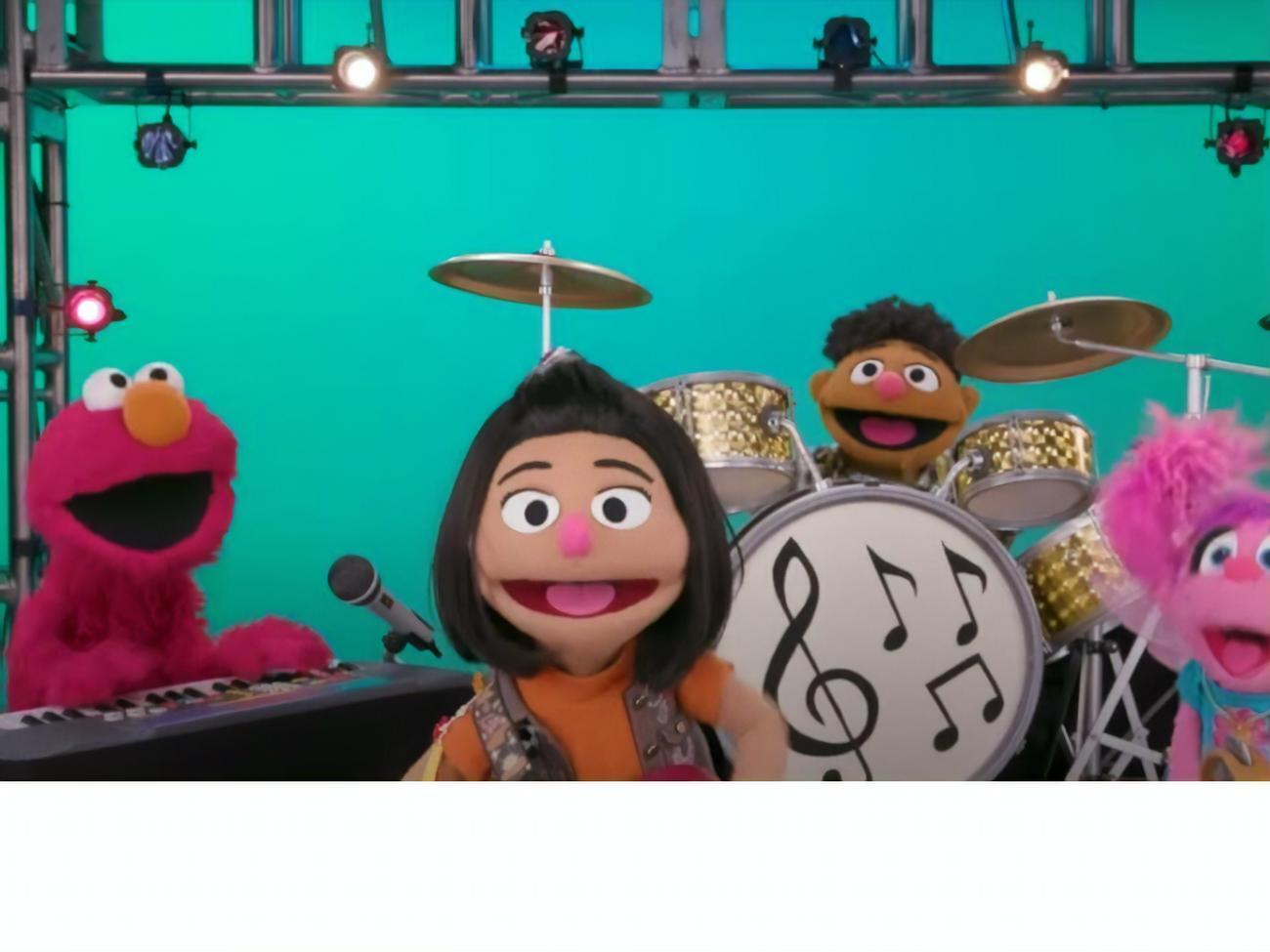 Джи-Янг (в центре) &ndash; первая героиня шоу "Улица Сезам" азиатского происхождения