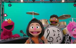 Джи-Янг (в центре) – первая героиня шоу "Улица Сезам" азиатского происхождения