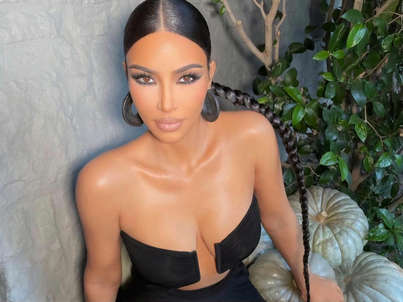 Кардаш'ян позувала у відвертому вигляді