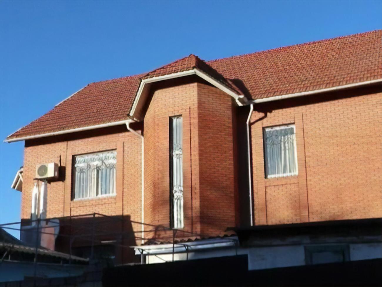 За даними поліції, в одній із кімнат сталося коротке замикання та спалахнула електропровіддя