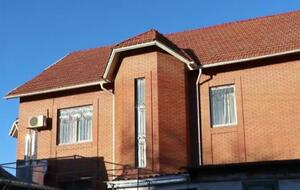 За даними поліції, в одній із кімнат сталося коротке замикання та спалахнула електропровіддя