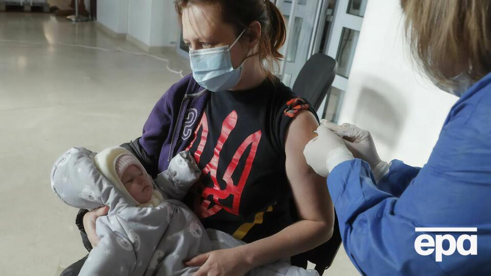 Минздрав: у вакцинированных риск умереть от COVID-19 в девять раз меньше