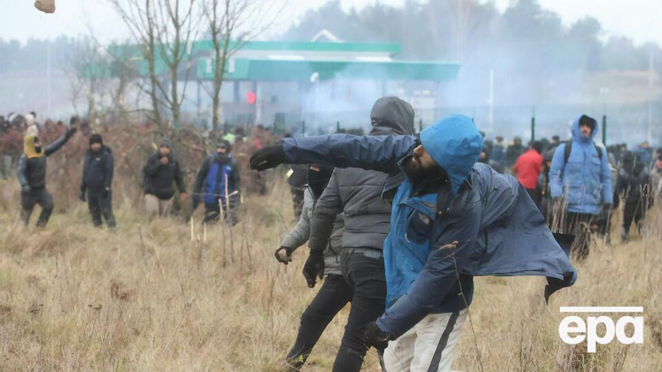 Мігранти кидали, зокрема, каміння