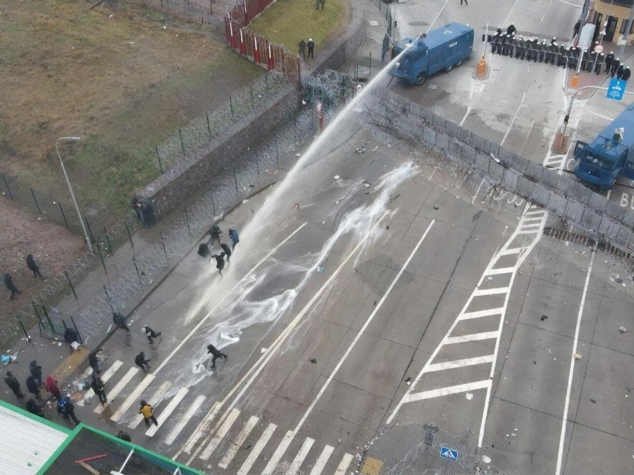 По данным польских правоохранителей, нападавшие мигранты действовали под контролем белорусских спецслужб