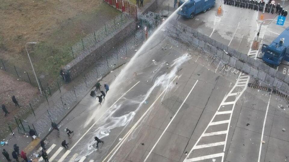 За даними польських правоохоронців, мігранти, які нападали, діяли під контролем білоруських спецслужб