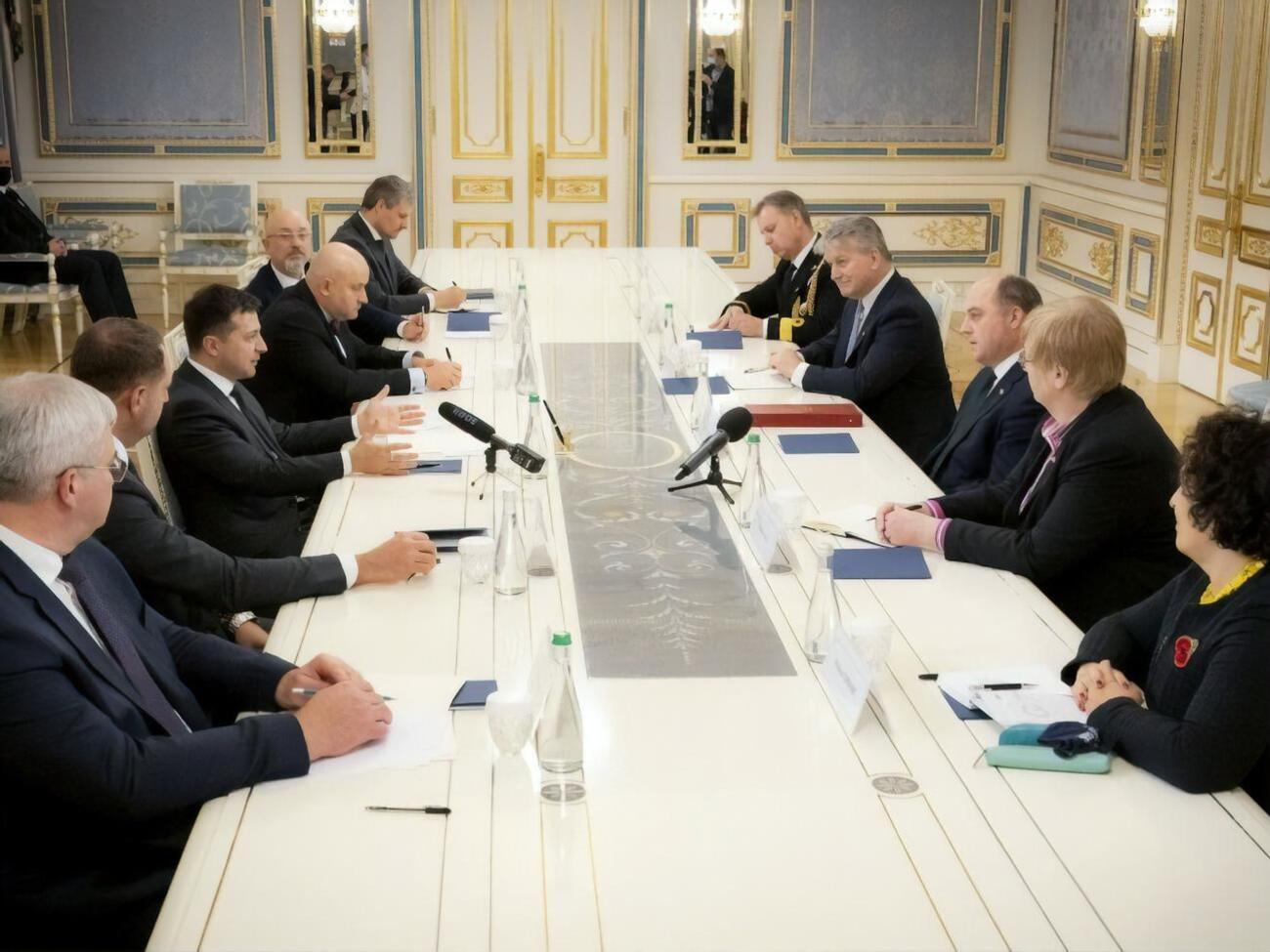 Зеленський зустрівся з Воллесом у Києві