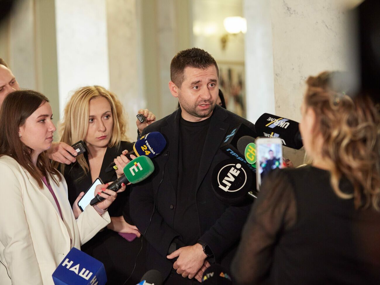 Арахамія повідомив, що вже є випадки шахрайських дзвінків з обіцянками нібито перерахувати українцям виплати за вакцинацію