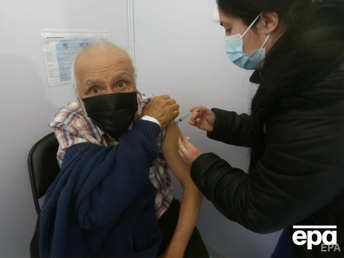 Масову вакцинацію проти COVID-19 у світі розпочали наприкінці 2020 року