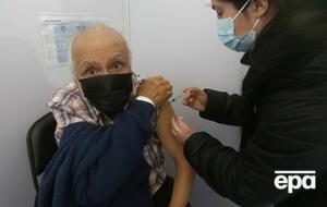 Масову вакцинацію проти COVID-19 у світі розпочали наприкінці 2020 року