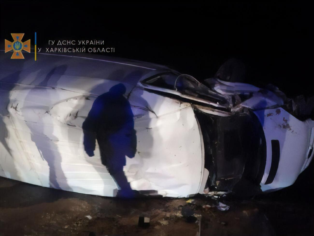 Тіло загиблого водія витягли з мікроавтобуса співробітники ДСНС