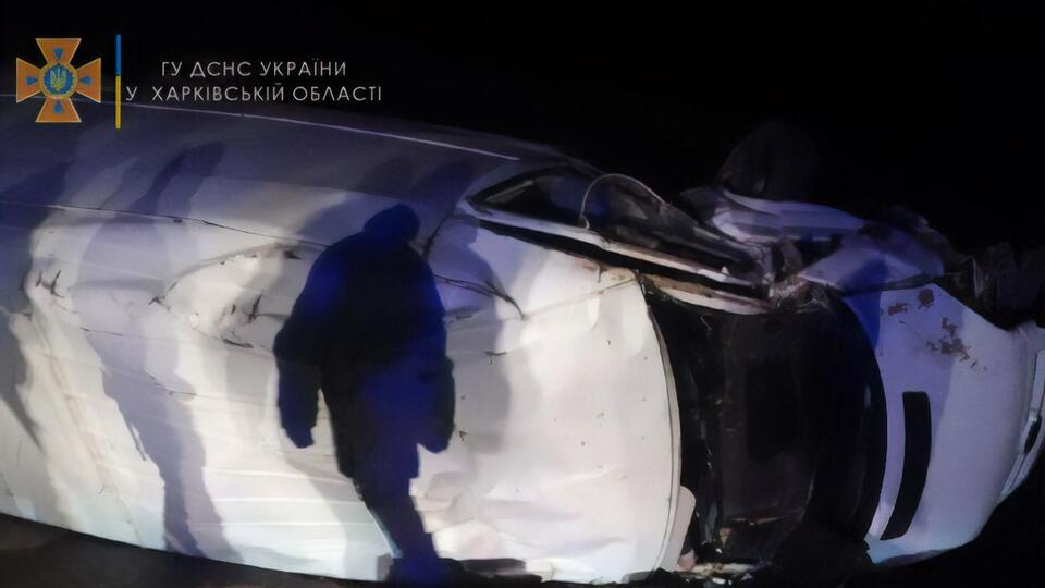 Тіло загиблого водія витягли з мікроавтобуса співробітники ДСНС