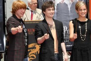 Дэниел Рэдклифф (в центре), Руперт Гринт (слева) и Эмма Уотсон снялись в спецэпизоде о приключениях Гарри Поттера