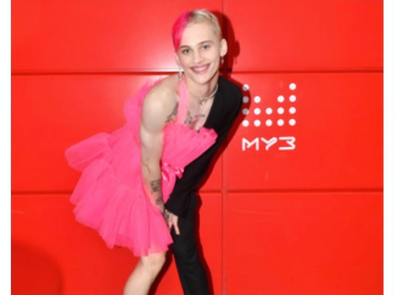 Блогер Даня Милохин летом 2021 года появился в эфире "Муз-ТВ" в платье