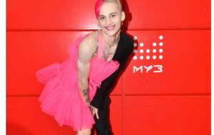 Блогер Даня Милохин летом 2021 года появился в эфире "Муз-ТВ" в платье