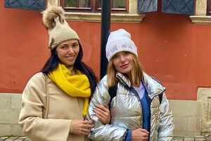 Вика (слева) заявила, что Каминская нарушает ее границы