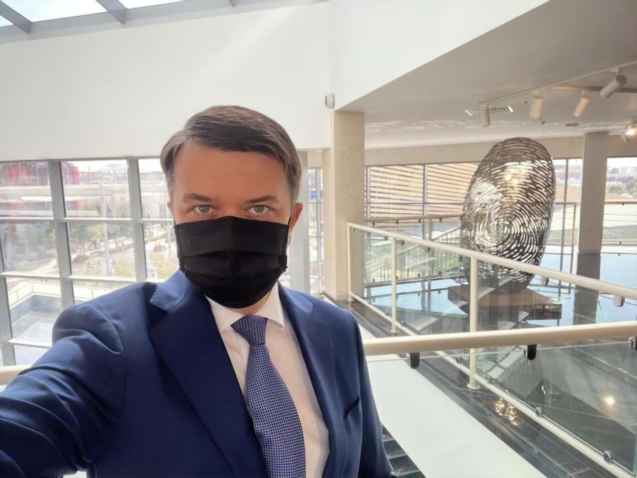 Разумков заявив, що нардепам від "Слуги народу" розповідають нібито "всіх їх знайшли на смітнику". На його думку, це не так