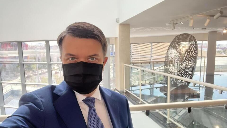 Разумков заявил, что нардепам от "Слуги народа" рассказывают, что якобы "всех их нашли на помойке". По его мнению, это не так