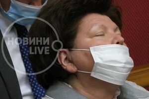Нардепка дрімала у сесійній залі Ради