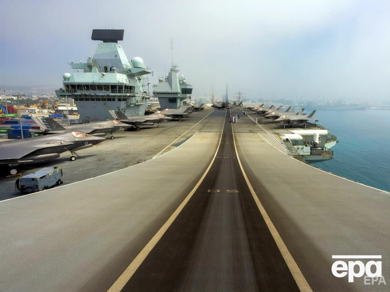 На авианосце HMS Queen Elizabeth находятся восемь британских самолетов RAF F-35, а также 10 американских истребителей-невидимок F-35B