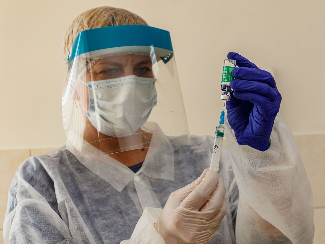 Всего за время пандемии в Украине сделали 21,8 млн прививок от COVID-19, привито 12,5 млн человек