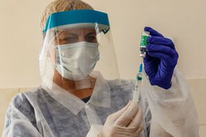 Всего за время пандемии в Украине сделали 21,8 млн прививок от COVID-19, привито 12,5 млн человек