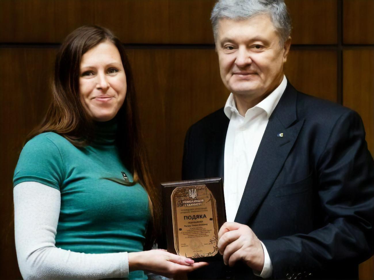 Петр Порошенко:&nbsp;Очень благодарю все семьи Героев Небесной сотни за то, что держитесь вместе, за то, что продолжаете борьбу, за то, что сами не теряете веру и не опускаете руки