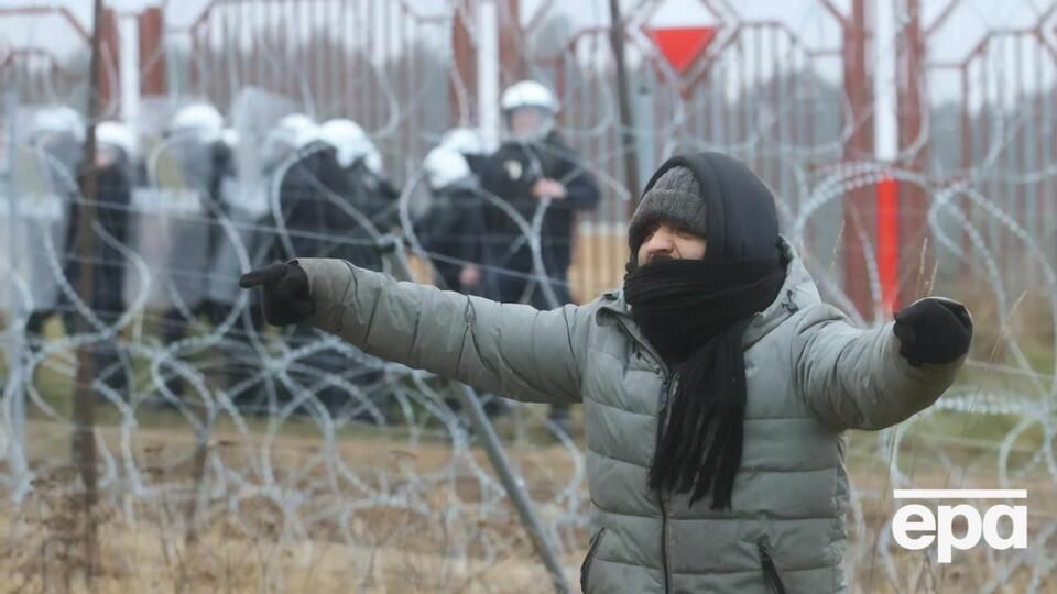 На території Білорусі зібралися сотні мігрантів, які хочуть потрапити до Євросоюзу