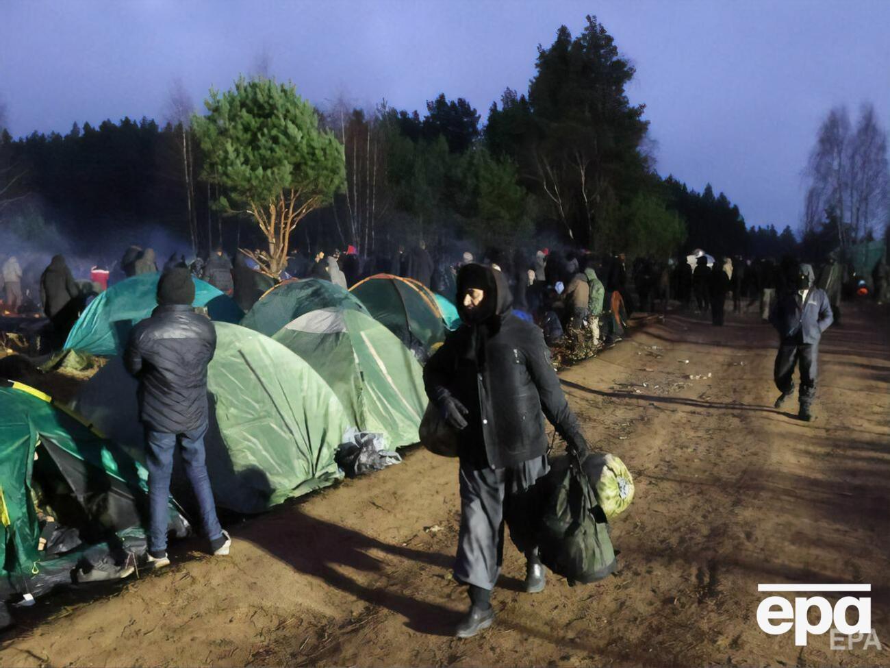 Сім'я мігрантів блукала в лісі півтора місяця