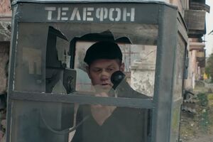 В главной роли снялся непрофессиональный актер – бывший футбольный фанат, участник АТО Филимонов