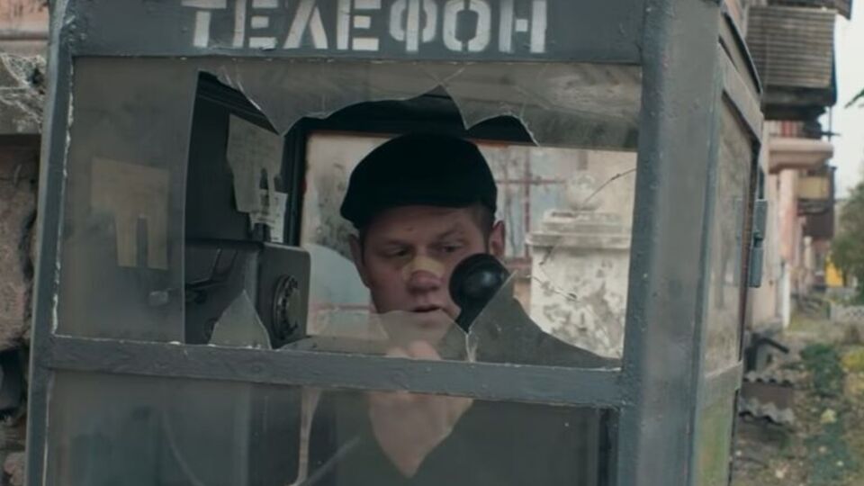В главной роли снялся непрофессиональный актер – бывший футбольный фанат, участник АТО Филимонов