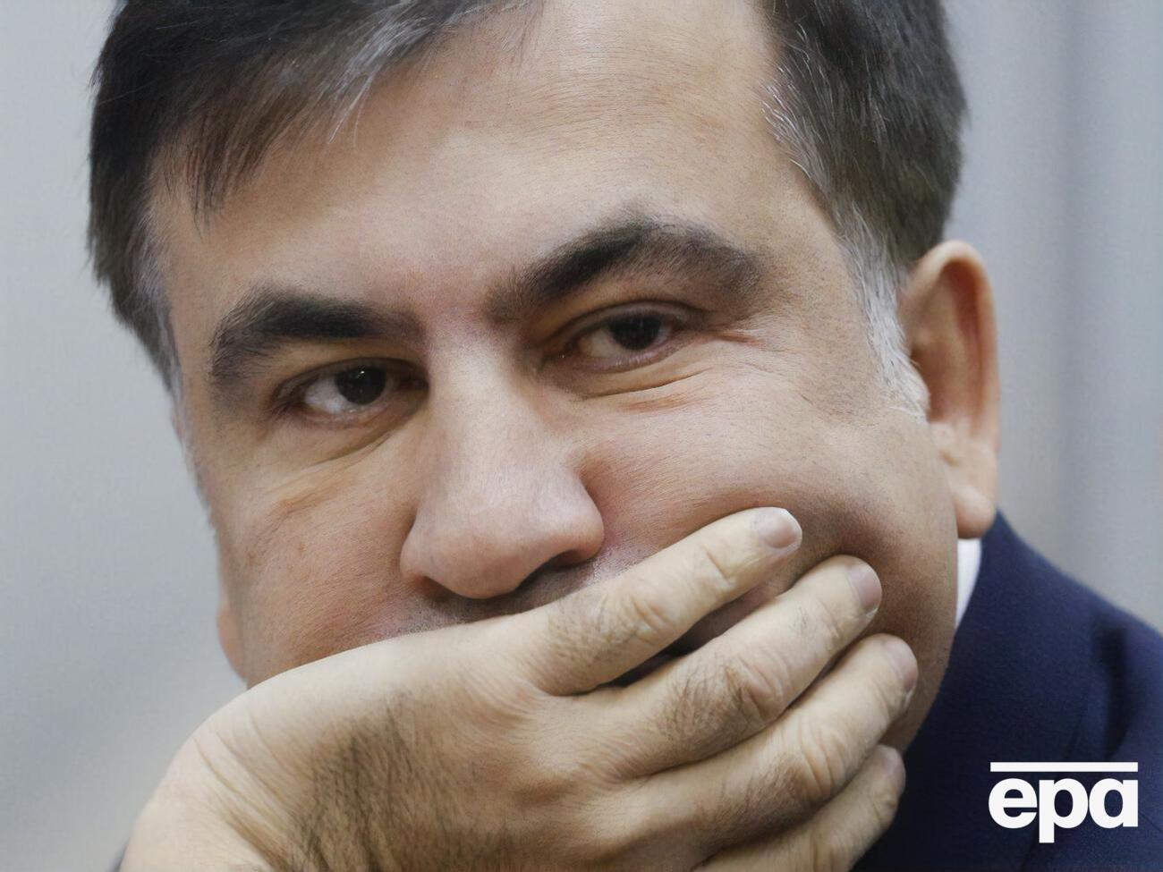 Саакашвили "упал наповал", его унесли на носилках из помещение, где проходила встреча с адвокатами, говорит один из его защитников