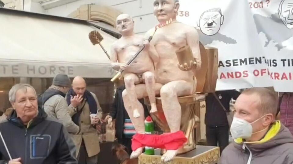 У Празі активісти принесли ляльок Путіна та Лукашенка до посольства Білорусі