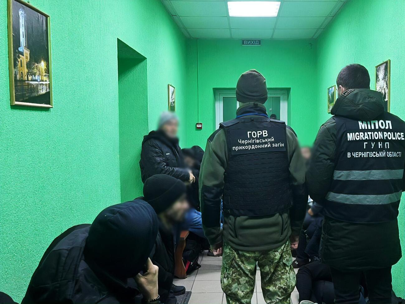 Иностранцы, назвавшиеся туристами, приехали в Украину на автобусе