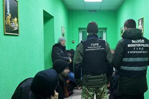 Иностранцы, назвавшиеся туристами, приехали в Украину на автобусе