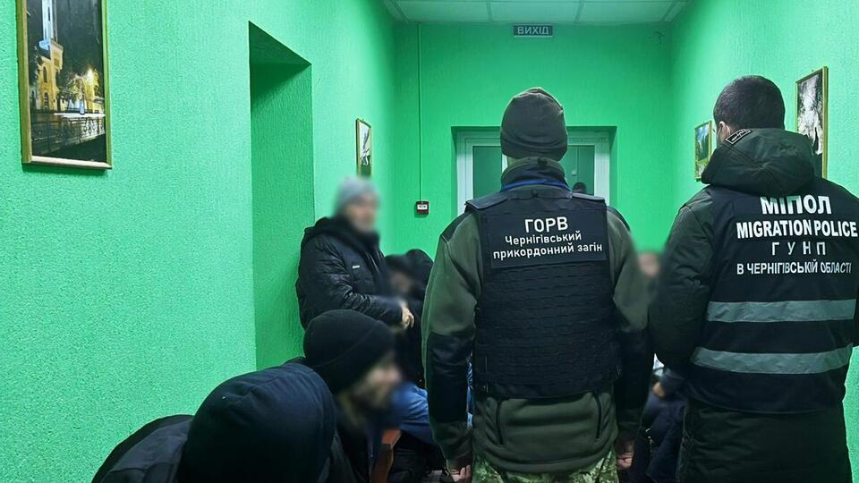 Иностранцы, назвавшиеся туристами, приехали в Украину на автобусе