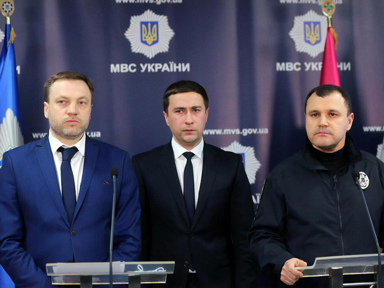Министр аграрной политики Украины Роман Лещенко (на фото он в центре, слева – глава МВД Денис Монастырский, справа – руководитель Нацполиции Игорь Клименко) сказал, что шокирован ситуацией с покушением