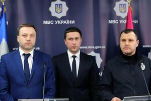 Міністр аграрної політики України Роман Лещенко (на фото він у центрі, ліворуч – глава МВС Денис Монастирський, праворуч – керівник Нацполіції Ігор Клименко) сказав, що шокований ситуацією із замахом