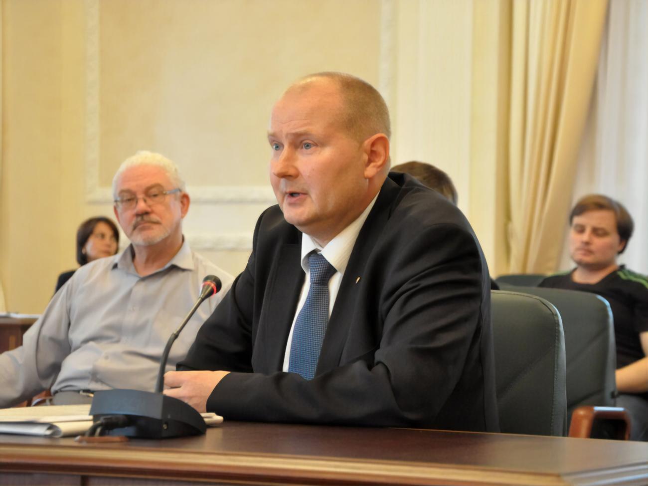 Чаус зараз перебуває в Україні під домашнім арештом