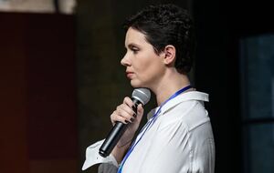 Соколова писала, что документы ей "подбросили на флешке у рабочего офиса"