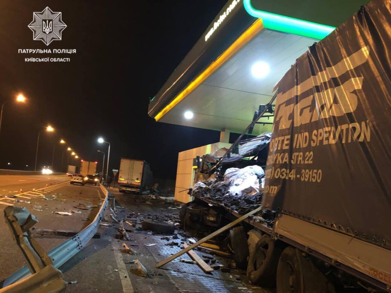 Водій однієї з вантажівок, імовірно, заснув за кермом і врізався в іншу, яка стояла на заправці