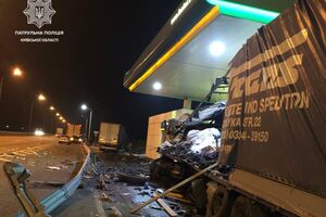 Водій однієї з вантажівок, імовірно, заснув за кермом і врізався в іншу, яка стояла на заправці