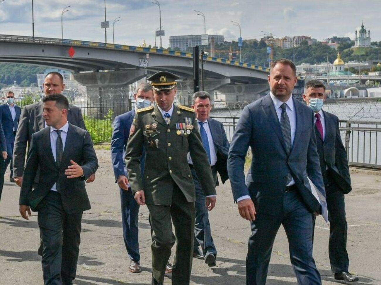Буданов (на фото він у центрі): Ми проводимо десятки спецоперацій, але чомусь по жодній із них витоків немає, ніяких документів ніхто не знаходить, флешки не втрачають