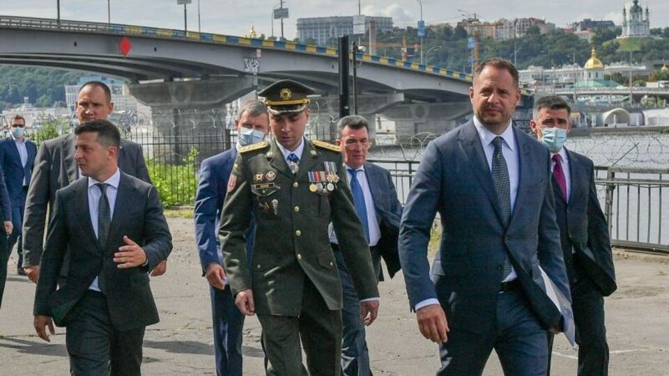 Буданов (на фото він у центрі): Ми проводимо десятки спецоперацій, але чомусь по жодній із них витоків немає, ніяких документів ніхто не знаходить, флешки не втрачають