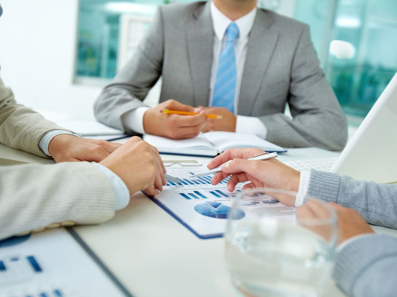 Оценивал деятельность руководителей ряд независимых финансовых и PR-экспертов, специально приглашенных составителями рейтинга