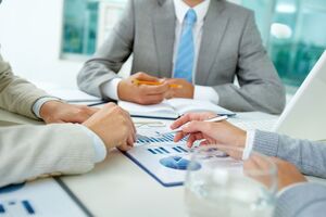 Оцінювала діяльність керівників група незалежних фінансових та PR-експертів, яких спеціально запросили укладачі рейтингу